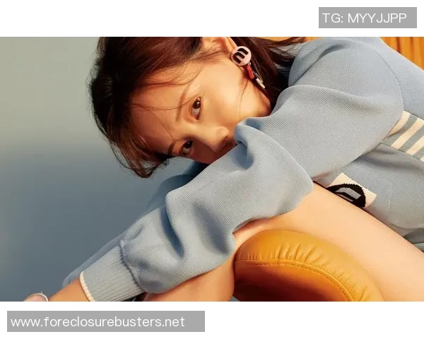 时尚与运动完美结合足球明星款手拿包让你成为街头焦点