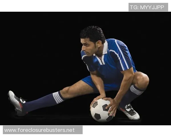 足球明星在比赛中蹲地瞬间的精彩图片合集展示与解析 足球明星在比赛中蹲地瞬间的精彩图片合集展示与解析