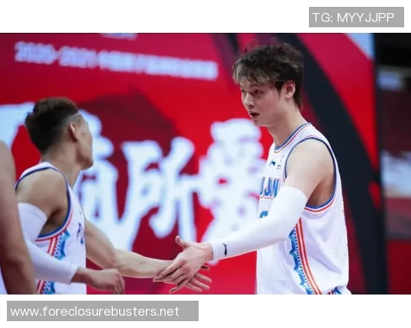 重庆篮球队实力引发热议球迷对球队表现的不同看法与争论